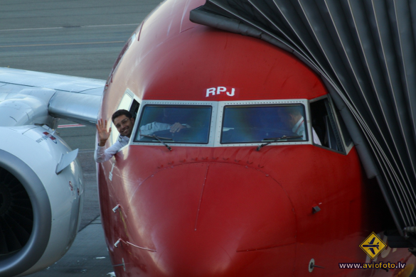 Boeing 737-8JP